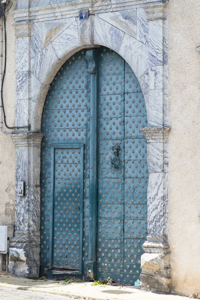 Antigua Entrada Del Edificio Con Puertas Metálicas — Foto de Stock