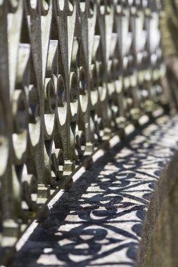 gölgeler güneş ışığı ile metal çit dövme