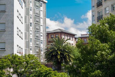 yeşil ve mavi bulutlu gökyüzü ile konut