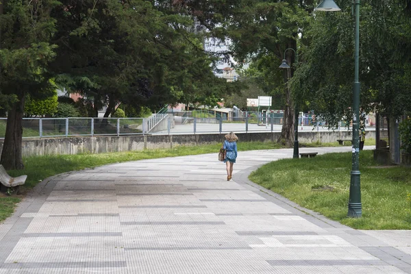 Pavimento Del Parque Con Vista Trasera Persona Que Camina — Foto de Stock