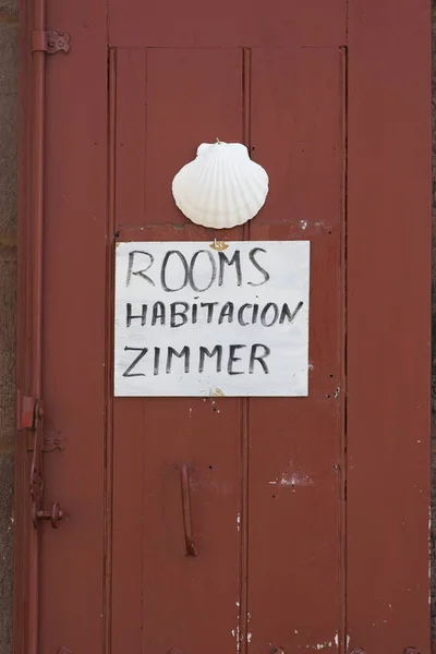 Muschel Und Papierbogen Mit Zimmern Habitacion Zimmer Schriftzug Auf Holztür — Stockfoto