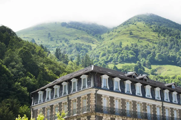 緑に覆われた丘にホテルの建物 — ストック写真