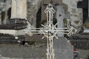 çapraz ile taş dövme metal arka plan üzerinde haçlar