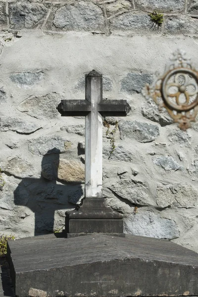 Croce Pietra Recinzione Cimitero Alla Luce Del Sole — Foto Stock