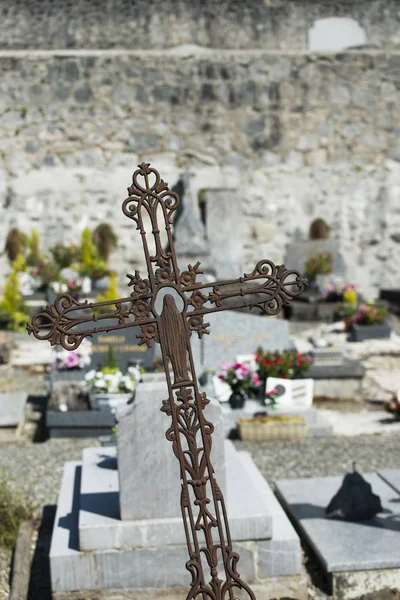 Metall Geschmiedetes Kreuz Mit Steingräbern Hintergrund — Stockfoto