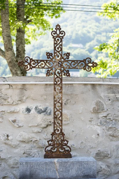 Croix Forgée Métal Avec Clôture Pierre Sur Fond — Photo