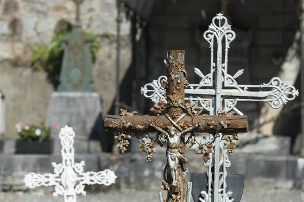 Металлические Кованые Кресты Каменными Могилами Заднем Плане — стоковое фото