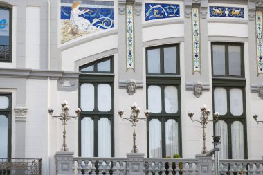 eski bina cephesi ile windows ve fenerler