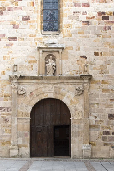 Antigua Entrada Del Edificio Con Escultura Puertas Madera — Foto de Stock