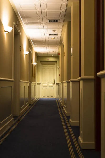 ブルーのカーペットとホテルの廊下の減少の分析観点ビュー — ストック写真