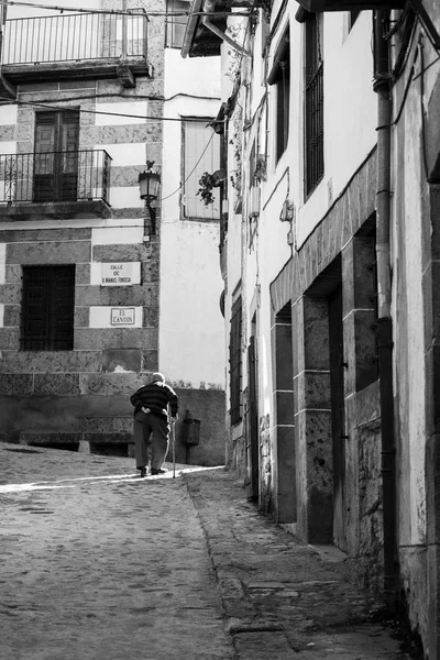Anciano Caminando Por Calle Blanco Negro — Foto de Stock