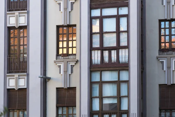 Hausfassade Mit Himmel Der Sich Fenstern Spiegelt — Stockfoto