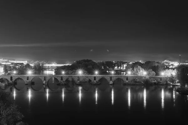 Vista Cercana Del Puente Sobre Agua Con Reflejo Luces Blanco —  Fotos de Stock