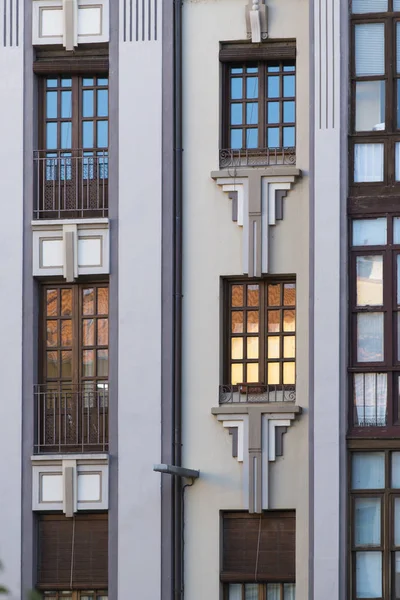 Framifrån Byggnad Fasad Med Himlen Speglar Sig Windows — Stockfoto