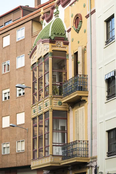 Vue Bâtiment Jaune Authentique Avec Balcons — Photo