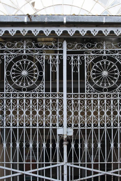 Entrada Del Edificio Con Rejilla Metal Forjado —  Fotos de Stock