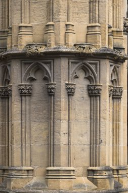 Gotik taş oyma işi ile ayrıntılı bina