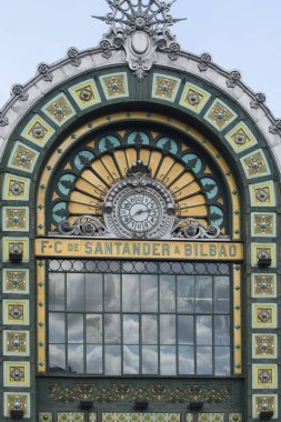 Güzel eski bina Cephesi renkli oyma işi ile