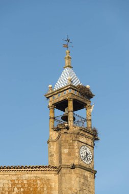 mavi gökyüzünde eski Saat Kulesi