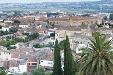 yükseltilmiş otantik binalar ve yeşillik ile eski şehir görünümünü