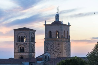 günbatımı gökyüzü ile eski taş binalar