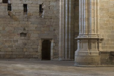 eski taş sütunlar ve küçük kapı ile bina