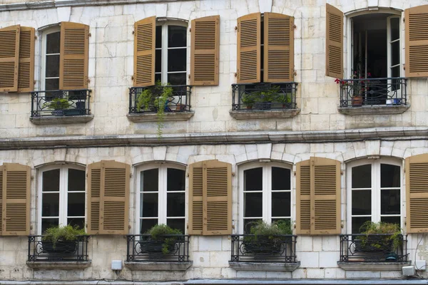 Vista Ventanas Con Persianas Madera Arbustos Verdes Fachada Del Edificio —  Fotos de Stock