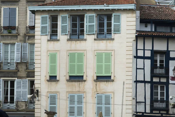 Vue Des Fenêtres Avec Volets Bois Sur Façade Des Bâtiments — Photo