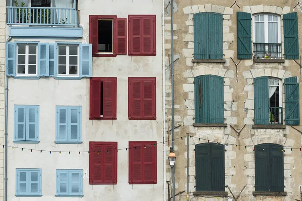 Vista Ventanas Con Persianas Madera Las Fachadas Los Edificios —  Fotos de Stock