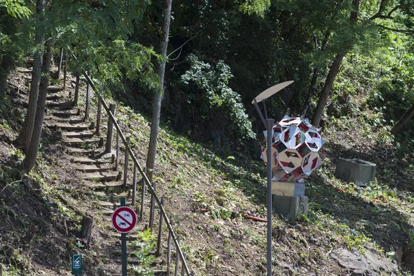 Uyarı Işareti Ile Güneş Işıklı Park Merdivenlerde — Stok fotoğraf