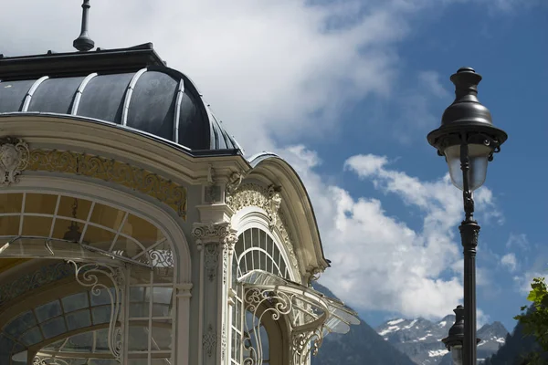 Vue Angle Bas Lanterne Entrée Élégante Bâtiment Sous Ciel Nuageux — Photo