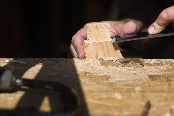 Timmerman Handen Werken Met Hout Zonlicht — Stockfoto