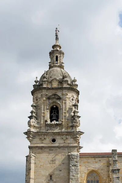 Mieści Się Budynku Tower Pochmurne Niebo — Zdjęcie stockowe