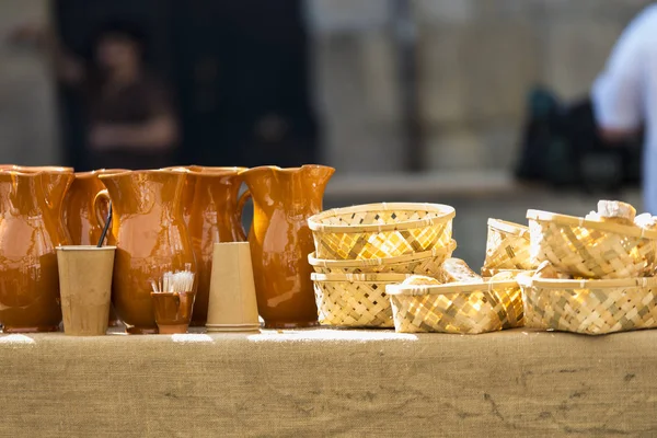 Handgefertigte Karaffen Und Körbe Marktstand — Stockfoto