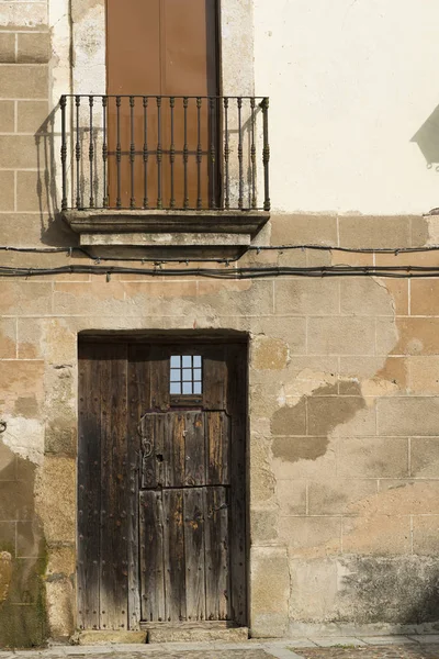 Vista Frontal Del Edificio Piedra Con Pequeña Puerta Madera —  Fotos de Stock