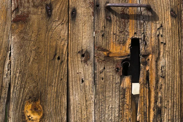 太陽照明古い木製ドアのショットを閉じる — ストック写真