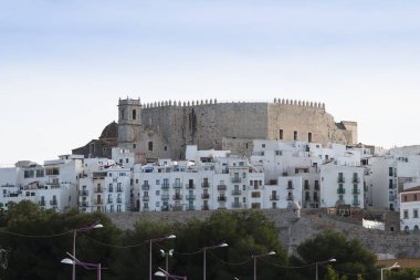 Antik kale Bina Modern binalarla çevrili