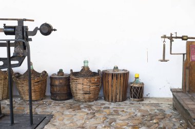 ahşap varil ve hasır sepet beyaz duvar tarafından