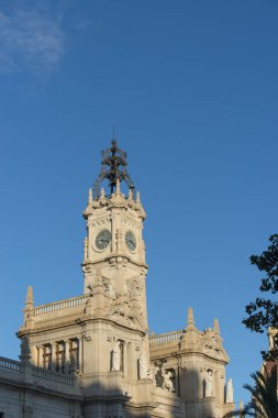 Güneş Kulesi ile eski bina mavi gökyüzünde ışıklı.