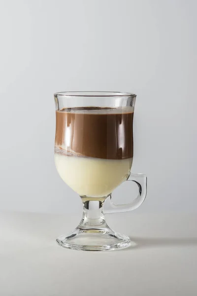 Glas Van Mousse Chocolade Dessert Witte Achtergrond — Stockfoto