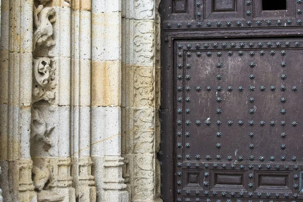 Altbau Detail Mit Laubsägearbeiten Und Metalltür — Stockfoto