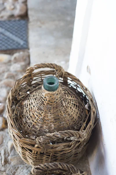 Cesta Mimbre Con Botella Vino Grande — Foto de Stock