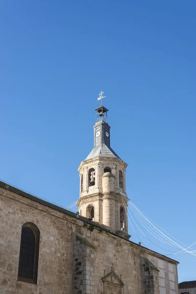 Sol Iluminado Edifício Velho Com Torre Céu Azul — Fotografia de Stock