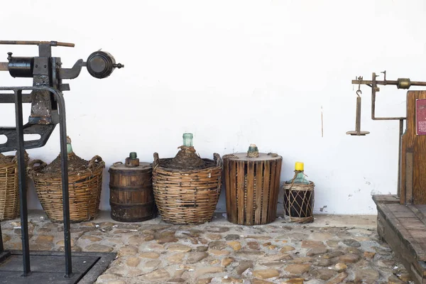 Wooden Barrels Wicker Baskets White Wall — Stock Photo, Image