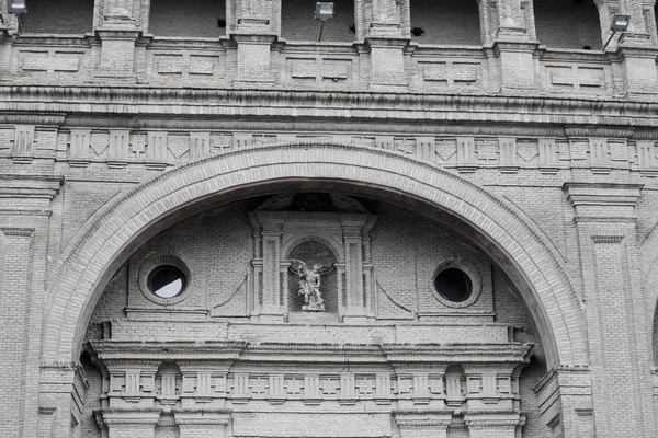 美しい透かし彫りと古い建物のファサード — ストック写真