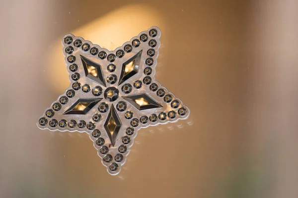 Nahaufnahme Einer Dekorativen Schneeflocke Auf Glasoberfläche — Stockfoto