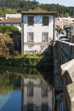 Binanın güneş ışığı altında su kanalı üzerinden görünümü