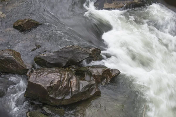 モーション ショット 岩と川の水流がぼやけ — ストック写真