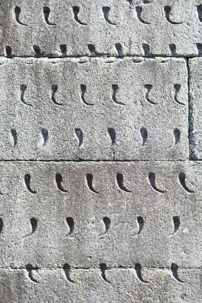 Kamenná Zeď Vyřezávanými Symboly Jasném Slunečním Světle — Stock fotografie