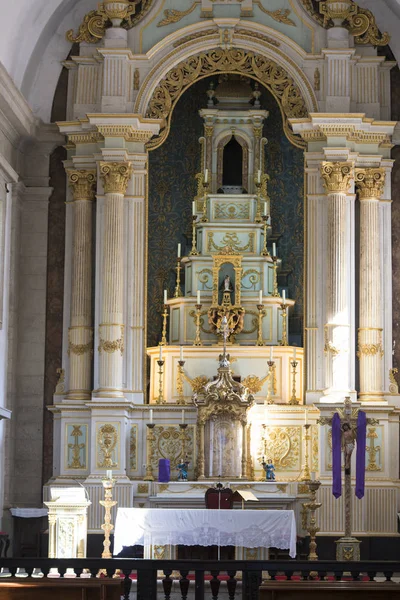 Interior Iglesia Altar Con Velas Decoraciones Doradas —  Fotos de Stock